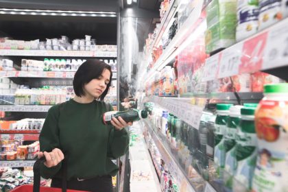 woman reading food label_ Dietitians On Demand